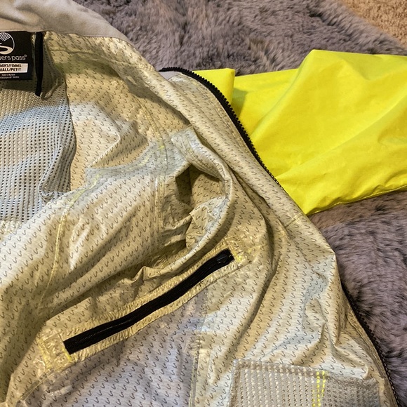 Showers Pass High Visibility Rain Cycling Jacket - Picture 11 of 16